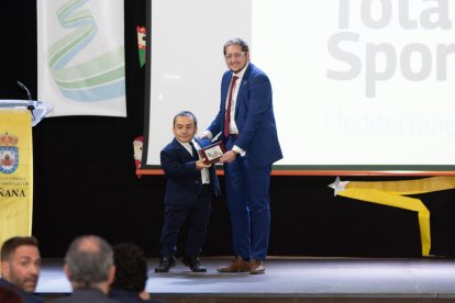 Paco López, jugador selección española de fútbol de talla baja, junto al Alcalde de Abrucena Ismael Gil.