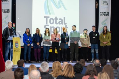 Premiados Tabernas junto al Alcalde, José Díaz.