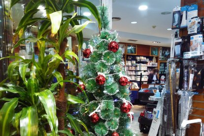 Árbol de Navidad en un escaparate.