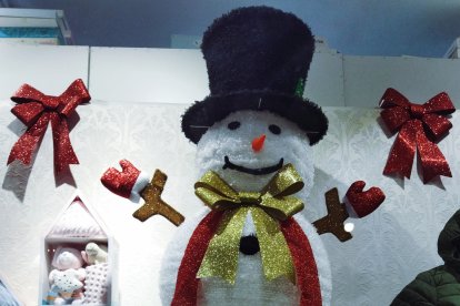 Muñeco de nieve en un escaparate.