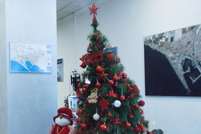Árbol de Navidad en una oficina.