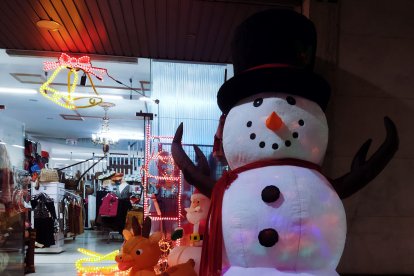 Muñeco de nieve en una tienda.