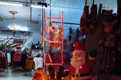 Papa Noel cerca de la entrada de una tienda.