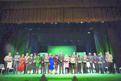 Febrero: El 28F reparte diez banderas andaluzas en Adra.