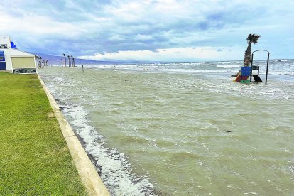 Abril: El temporal arrasa el litoral de la provincia.