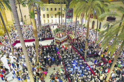 Octubre: La procesión de la Magna desborda Almería.