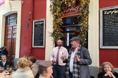 El presidente, Juan Aguilera, dirigiendo unas palabras, junto a Paco Morales de Entrefinos.