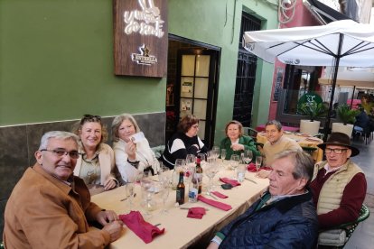 Un grupo de aficionados en Entrefinos deisfrutando del almuerzo.