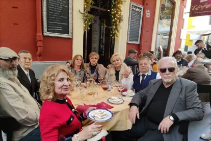 Sin Pepe Caceres no hay reunión que se precie, degustando el postres con los amigos.