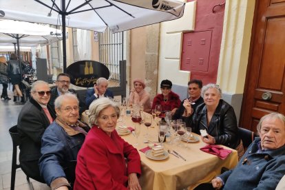 Un grupo de socios dispuestos a degustar las exquisitas milhojas.