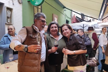 Tres comensales disfrutando de la fiesta.