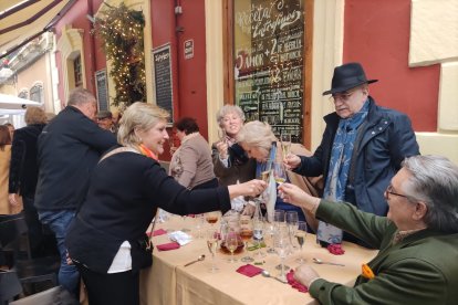 Socios y amigos brindando por la fiiesta taurina.