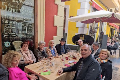 Prolongada sobremesa en la terraza de Entrefinos.