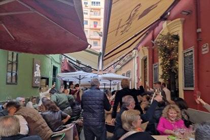 La calle Padre Luque estaba abarrotada de comensales.