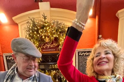 Y... como colofón el presidente, Juan Aguilera, se arrancó por sevillanas con una de las asistentes.