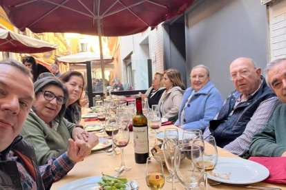 Socios al inicio de la velada con los aperitivos.