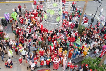 Decenas de participantes con sus familias posando para la fotografía en Adra.