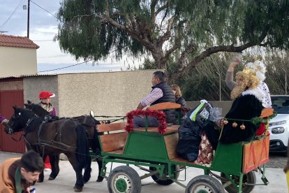 La llegada de los Reyes Magos en el carro de ponis.