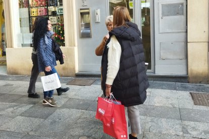 Compradores en el centro.