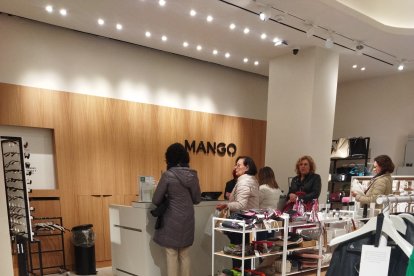 Compradores de la ropa.