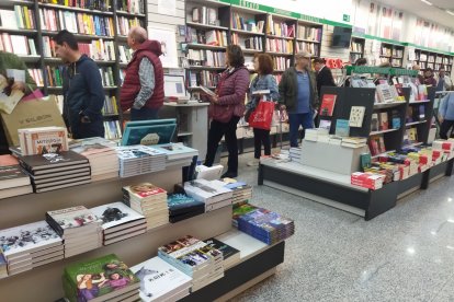 Compradores de los libros.
