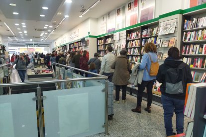 Cola en la librería.