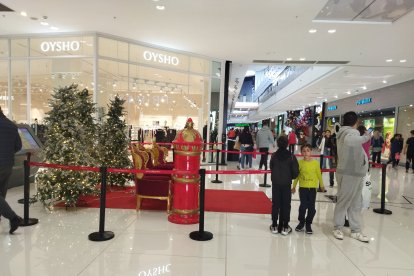 Cola para hacer fotos con los reyes.