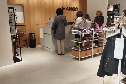 Mujeres con sus compras.