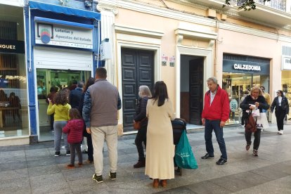 Cola para comprar la lotería.