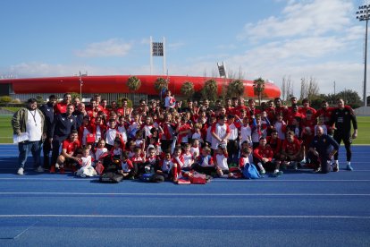 Foto de familia de los niños y niñas del Campus con el Almería.