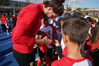 Babic firmando autógrafos.