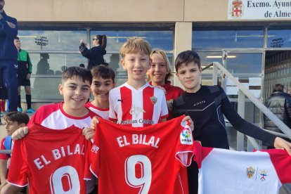 Con las camisetas de su estrella, Touré. 