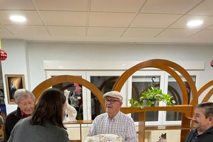 Caras de desconcierto de los más mayores al recibir su regalo de Reyes.