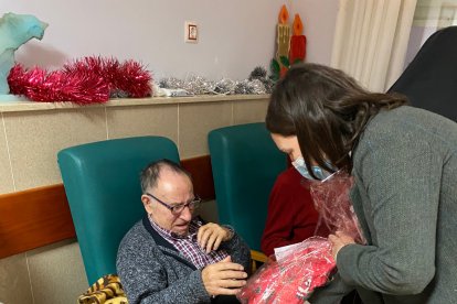 Sorpresa ante el recibimiento de los regalos.