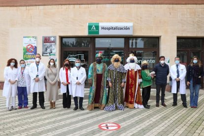 Los Reyes Magos visitaron a los niños ingresados en el Hospital Universitario de Poniente y a los mayores de la Residencia Ciudad de El Ejido y Centro de Día.