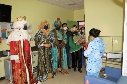 Los Reyes Magos visitaron a los niños ingresados en el Hospital Universitario de Poniente y a los mayores de la Residencia Ciudad de El Ejido y Centro de Día.