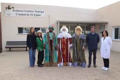 Los Reyes Magos visitaron a los niños ingresados en el Hospital Universitario de Poniente y a los mayores de la Residencia Ciudad de El Ejido y Centro de Día.