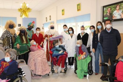 Los Reyes Magos visitaron a los niños ingresados en el Hospital Universitario de Poniente y a los mayores de la Residencia Ciudad de El Ejido y Centro de Día.