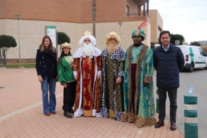 Los Reyes Magos visitaron a los niños ingresados en el Hospital Universitario de Poniente y a los mayores de la Residencia Ciudad de El Ejido y Centro de Día.