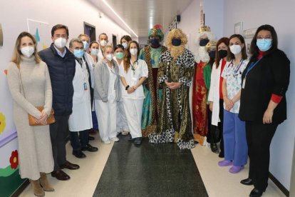 Los Reyes Magos visitaron a los niños ingresados en el Hospital Universitario de Poniente y a los mayores de la Residencia Ciudad de El Ejido y Centro de Día.