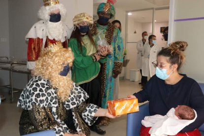 Los Reyes Magos visitaron a los niños ingresados en el Hospital Universitario de Poniente y a los mayores de la Residencia Ciudad de El Ejido y Centro de Día.