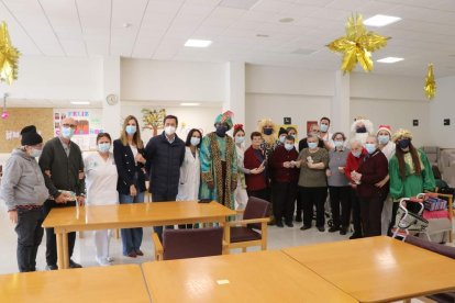 Los Reyes Magos visitaron a los niños ingresados en el Hospital Universitario de Poniente y a los mayores de la Residencia Ciudad de El Ejido y Centro de Día.