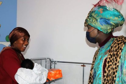 Los Reyes Magos visitaron a los niños ingresados en el Hospital Universitario de Poniente y a los mayores de la Residencia Ciudad de El Ejido y Centro de Día.
