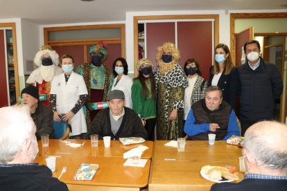 Los Reyes Magos visitaron a los niños ingresados en el Hospital Universitario de Poniente y a los mayores de la Residencia Ciudad de El Ejido y Centro de Día.