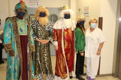 Los Reyes Magos visitaron a los niños ingresados en el Hospital Universitario de Poniente y a los mayores de la Residencia Ciudad de El Ejido y Centro de Día.