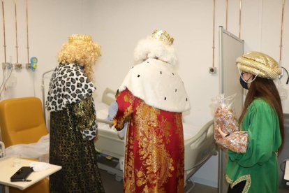 Los Reyes Magos visitaron a los niños ingresados en el Hospital Universitario de Poniente y a los mayores de la Residencia Ciudad de El Ejido y Centro de Día.