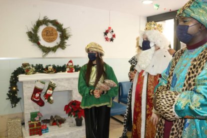 Los Reyes Magos visitaron a los niños ingresados en el Hospital Universitario de Poniente y a los mayores de la Residencia Ciudad de El Ejido y Centro de Día.