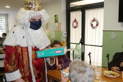 Los Reyes Magos visitaron a los niños ingresados en el Hospital Universitario de Poniente y a los mayores de la Residencia Ciudad de El Ejido y Centro de Día.