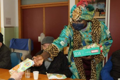 Los Reyes Magos visitaron a los niños ingresados en el Hospital Universitario de Poniente y a los mayores de la Residencia Ciudad de El Ejido y Centro de Día.