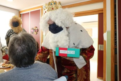 Los Reyes Magos visitaron a los niños ingresados en el Hospital Universitario de Poniente y a los mayores de la Residencia Ciudad de El Ejido y Centro de Día.
